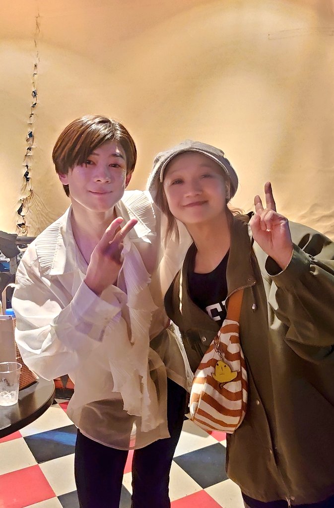 pussymsa's tweet photo. 昨夜はカドリートイズを観に手刀へ～😊✨とても素晴らしい圧巻のステージでした🎵Paddyさんの力強いドラムに勇気とパワーを頂きました😉👍🥁♪ありがとうございました🍀Yukinoさんがいらしたので一緒に✨📷️✨ジェイミーも💡 
お疲れ様でした💐 https://t.co/xlZbAsGLg1