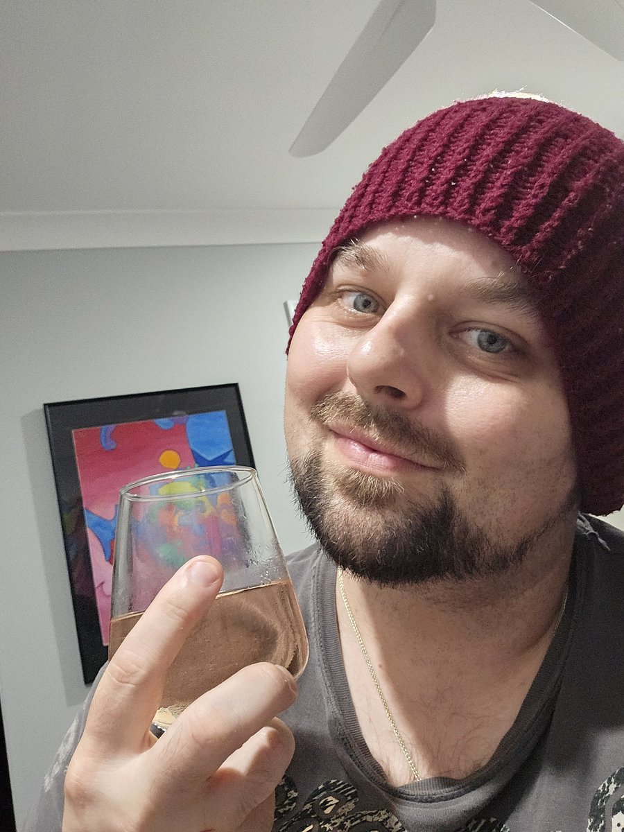 ZaroskiW's tweet image. Having a glass of wine for the soul 😌 ✨️❤️😘