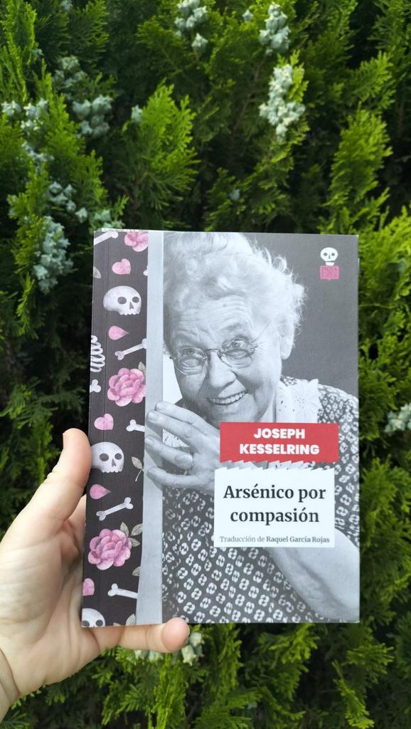 Gemma entre lecturas 📖 (@gemmagarciaveig) on Twitter photo 📚#Arsénicoporcompasión
✒#JosephKesselring
Traducción #RaquelGarcíaRojas
Editorial #HojadeLata <a href="/HojadLata/">Hoja de Lata Editorial</a>
«—… el cine es un arte ilegítimo.
—Sí, está lleno de hijos de… ¿Su madre dice eso?»
gemmaentrelecturas.blogspot.com/2025/06/arseni… 📚#Arsénicoporcompasión
✒#JosephKesselring
Traducción #RaquelGarcíaRojas
Editorial #HojadeLata <a href="/HojadLata/">Hoja de Lata Editorial</a>
«—… el cine es un arte ilegítimo.
—Sí, está lleno de hijos de… ¿Su madre dice eso?»
gemmaentrelecturas.blogspot.com/2025/06/arseni…