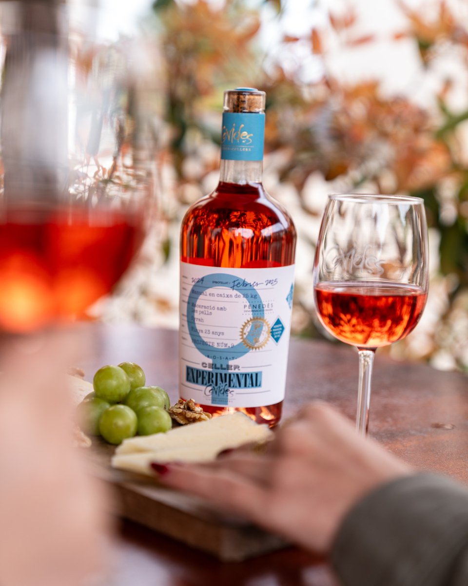 ¿Has vingut mai a la nostra botiga de Sant Sadurní? Descobreix l'exclusiva zona de degustació a l'aire lliure! Gaudeix d'una experiència única tastant els nostres millors caves i vins en un ambient relaxat i acollidor. T'esperem! 🍷✨