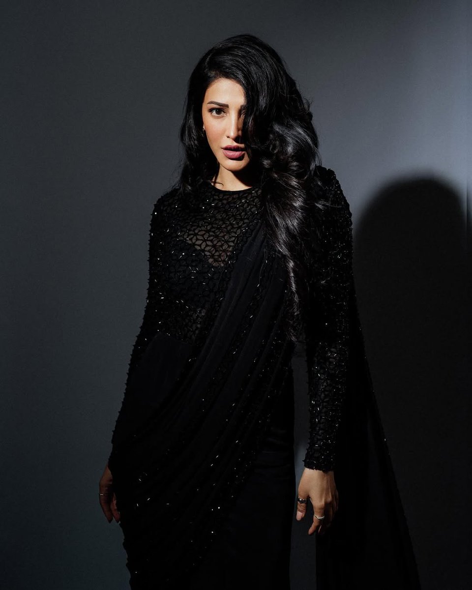 Chennai Times (@chennaitimestoi) on Twitter photo Talk about a showstopper! <a href="/shrutihaasan/">shruti haasan</a> is bringing the gothic vibes in her chic all-black outfit. 🖤🔥
#ShrutiHaasan #StyleGoals #GothicGlam #Fashionista Talk about a showstopper! <a href="/shrutihaasan/">shruti haasan</a> is bringing the gothic vibes in her chic all-black outfit. 🖤🔥
#ShrutiHaasan #StyleGoals #GothicGlam #Fashionista