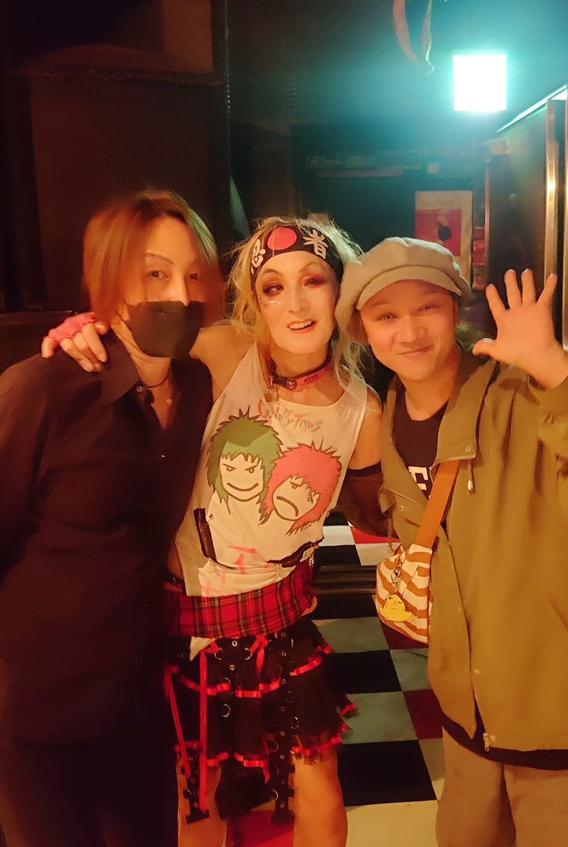 pussymsa's tweet photo. 昨夜はカドリートイズを観に手刀へ～😊✨とても素晴らしい圧巻のステージでした🎵Paddyさんの力強いドラムに勇気とパワーを頂きました😉👍🥁♪ありがとうございました🍀Yukinoさんがいらしたので一緒に✨📷️✨ジェイミーも💡 
お疲れ様でした💐 https://t.co/xlZbAsGLg1