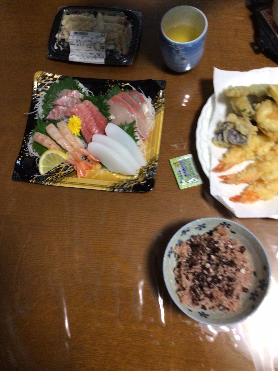 111Kk623's tweet photo. 今日の食卓です。嫁さんが赤飯炊いてくれて、天麩羅とお造りとサラダは高島屋で買ってきました。美味しくいただきました。
#夕飯　#誕生日 https://t.co/ztE15Z9n3q