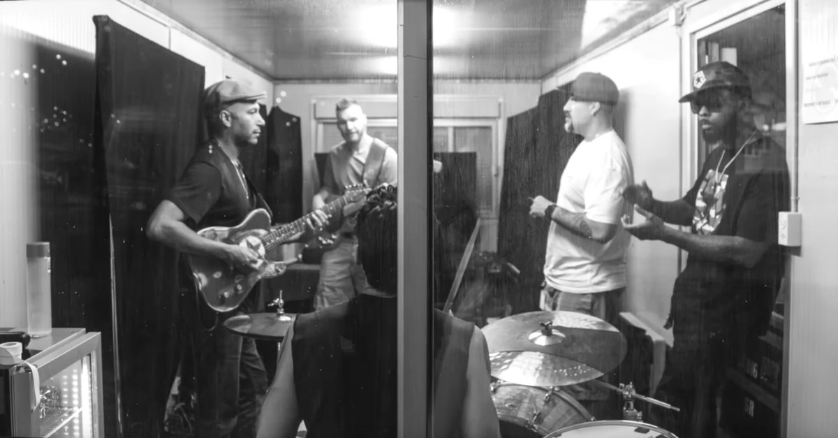 VirginRadioIT's tweet image. Il primo #RevolverCult di oggi a @RevolverShow è Hands Up dei #ProphetsofRage. @VIRGINRINGO 
youtube.com/watch?v=9nWmvf…