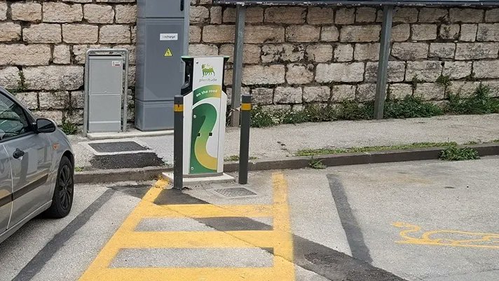vaielettrico's tweet photo. A #trento il Comune attiva con #becharge nuove colonnine e fino al 30 giugno si ricarica gratis. Tutte le info nell'articolo➡️ https://t.co/ojlz4rYz7T https://t.co/OHwAMNy9Us