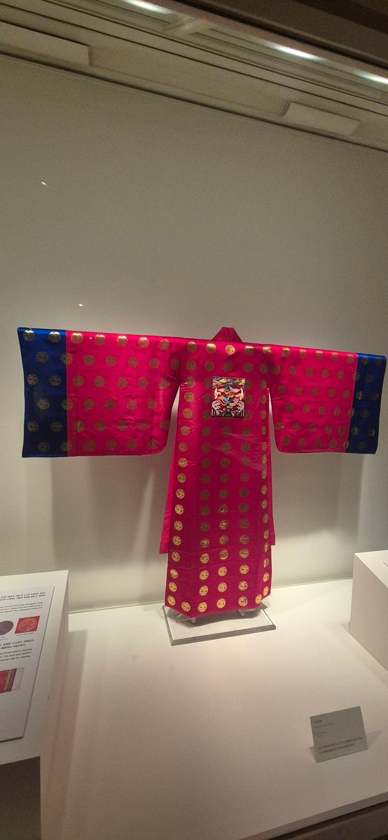 활옷과 노의의 차이점이 뭔데 하실까바 덧붙여놓는 설명사진 😉

&lt;활옷.                               노의&gt;