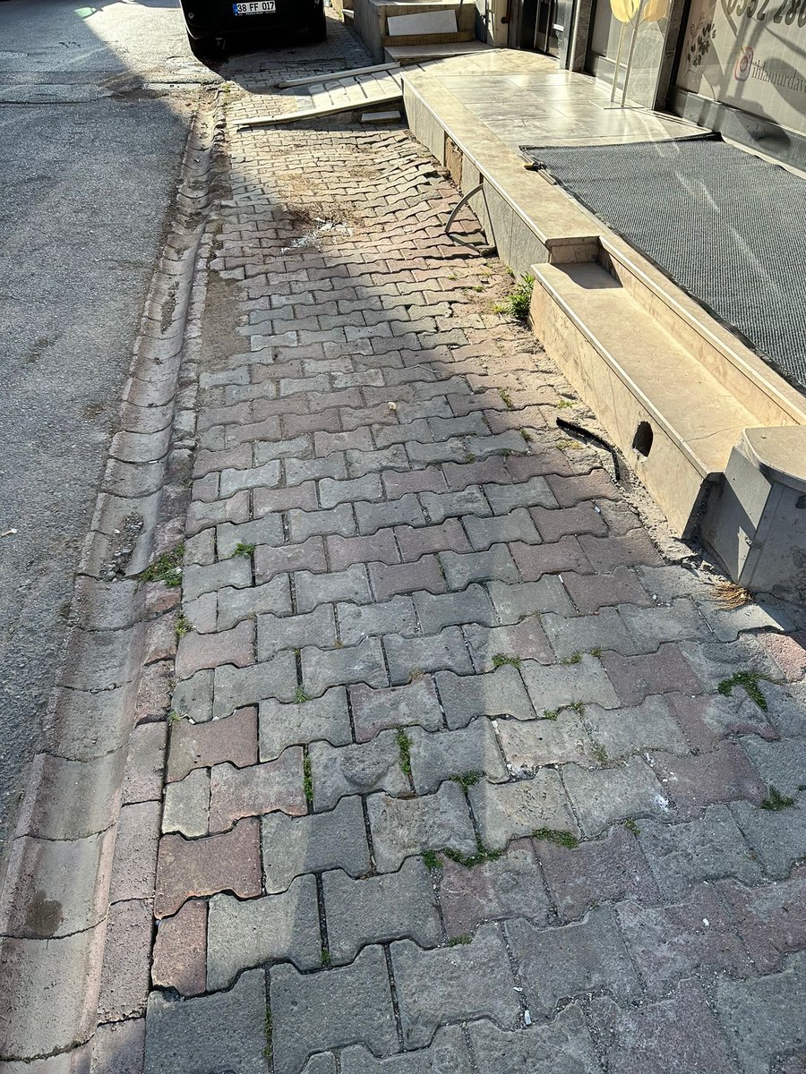 HalimeTurac's tweet photo. @umraniyebeltr  kaldırımımızın yapılmasını talep ediyorum. Çiğdem sokak no 17 altınşehir https://t.co/UqajyILGk2