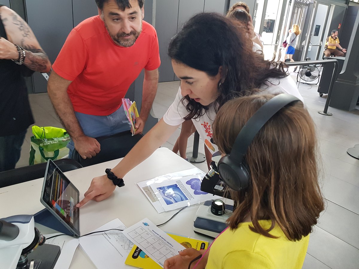 PHOTOTHERAPORT's tweet image. 🧠 💡 @PHOTOTHERAPORT researchers from @IBECBarcelona and @iibbcsic were at #FestaDeLaCiència! About 200 assistants explored how light-emitting implants & photo-controlled drugs can precisely transform pain & epilepsy treatment. How cool is that?
#ScienceFestival #Neuroscience