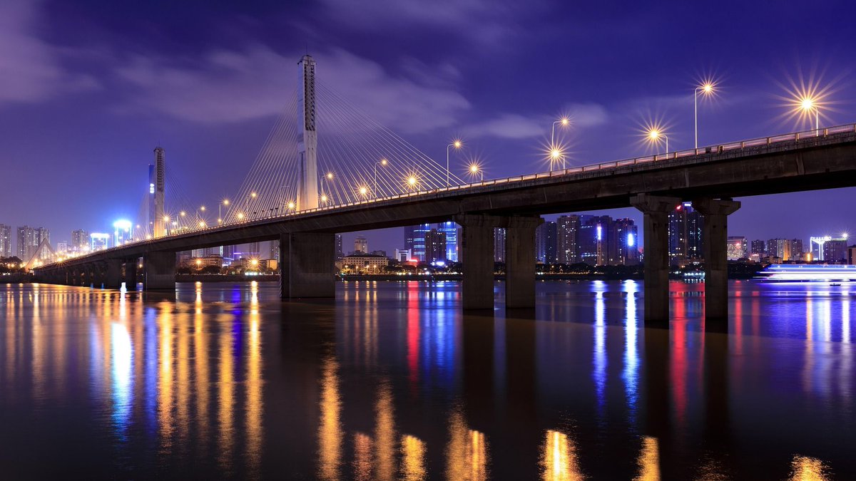 Discover the awe-inspiring Xiangluzhou Bridge—Changsha's latest architectural marvel and a beacon of innovation. Standing tall with a 202-meter tower, this single-tower hybrid girder cable-stayed bridge boasts a 330-meter main span, making it the third-largest of its kind.