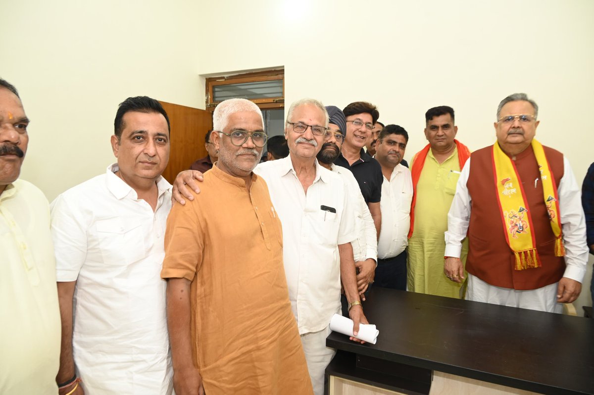 छत्तीसगढ़ के पूर्व मुख्यमंत्री एवं विधानसभा अध्यक्ष माननीय <a href="/drramansingh/">Dr Raman Singh</a> जी से कैट (CAIT) छत्तीसगढ़ चेप्टर की टीम ने शिष्टाचार मुलाकात की।

इस अवसर पर कन्फेडरेशन ऑफ ऑल इंडिया ट्रेडर्स, छत्तीसगढ़ चेप्टर द्वारा ऑपरेशन सिंदूर की सफलता पर आयोजित किए जा रहे "संकल्प वोकल फॉर लोकल