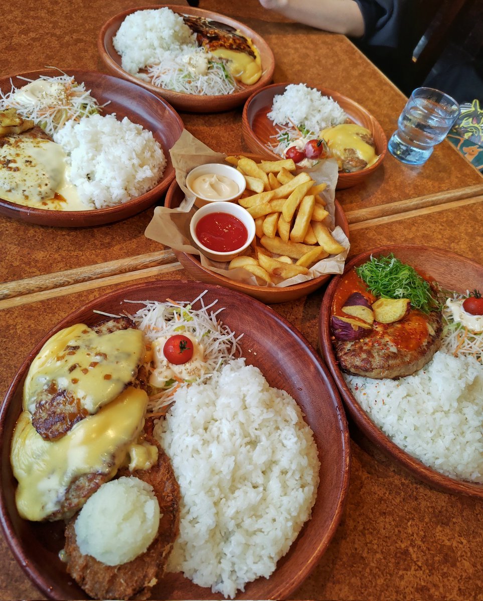 今日は高校の三者面談でした！
疲れたのでリクエストのびっくりドンキー🎵

俺の駐車場で鳥に餌あげる年寄りがいて糞被害がヤバいんだけど、いい対策ないかね？
#シングルファザー