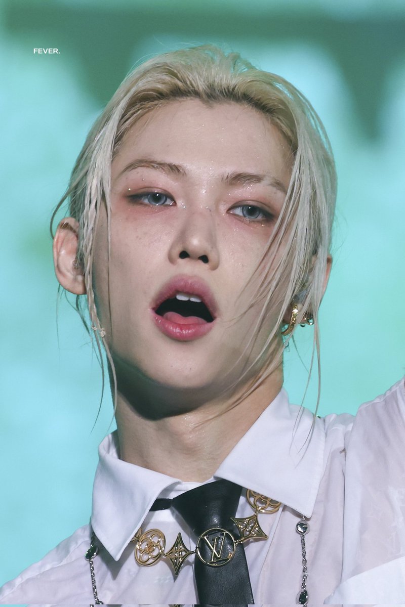 ZZazoo_'s tweet photo. 필릭스 걸어다니는 렌즈 광고판
왕방울눈 권력 미쳤음 https://t.co/jd4O4tuLbV