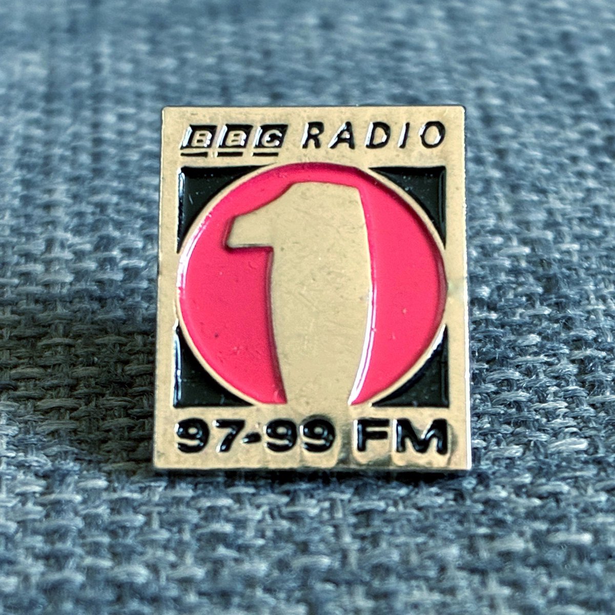 Another new addition to our #radiobadge collection and it’s ‘1’ we’ve been after for quite a while now!!

Also only one of a handful of items we have from this era of Radio 1 as they seem much scarcer than the 1980s and earlier 1990s stuff.

The only downside is that it’s tiny!!