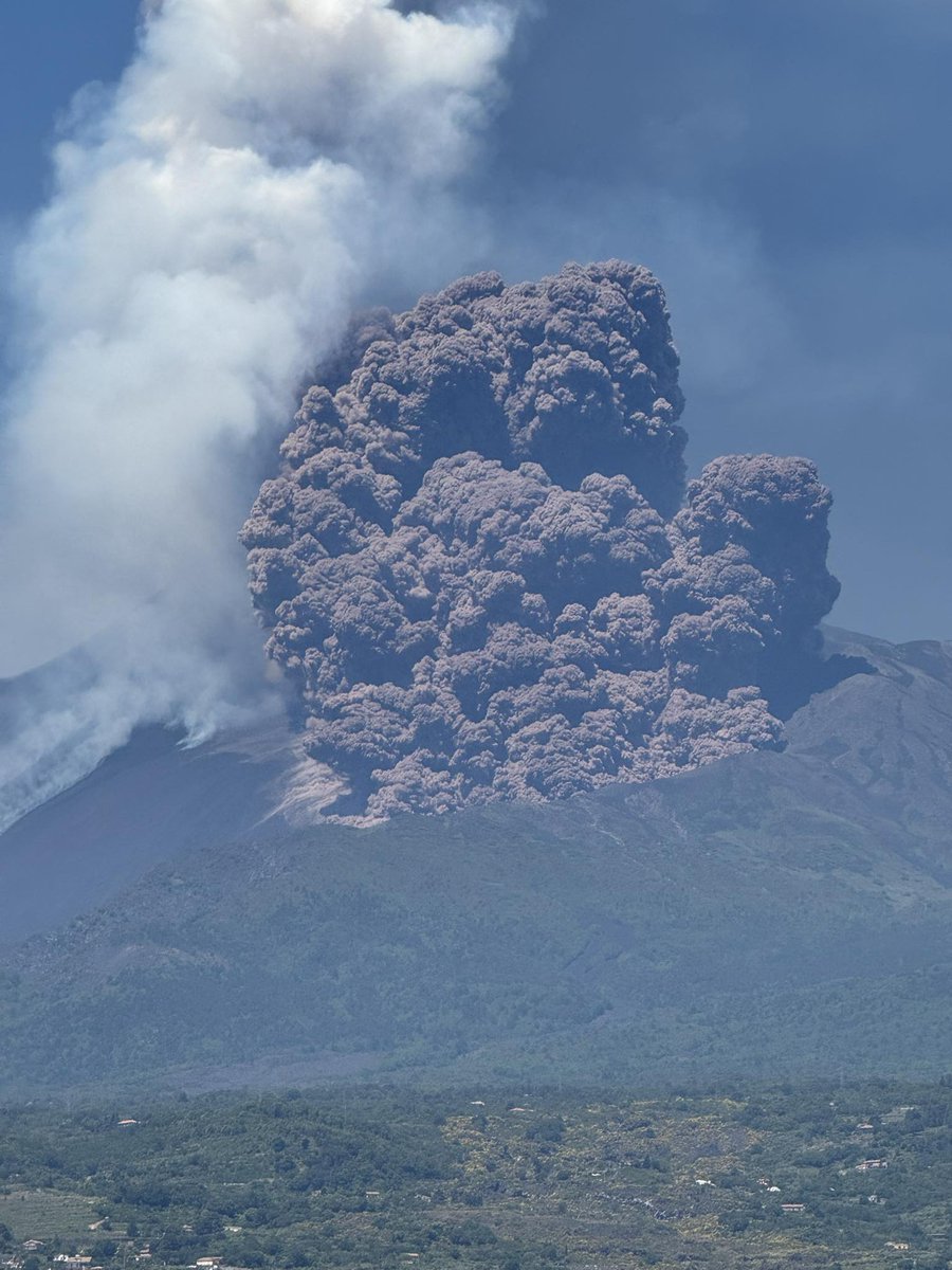 ⚠️ #ETNA LIVE | L'INGV ha comunicato che il flusso piroclastico si è probabilmente formato per un parziale crollo di materiale dal fianco settentrionale del Cratere di Sud-Est. L'attività esplosiva si è intensificata e sta formando delle fontane di lava. Foto di Roberta Tartoni