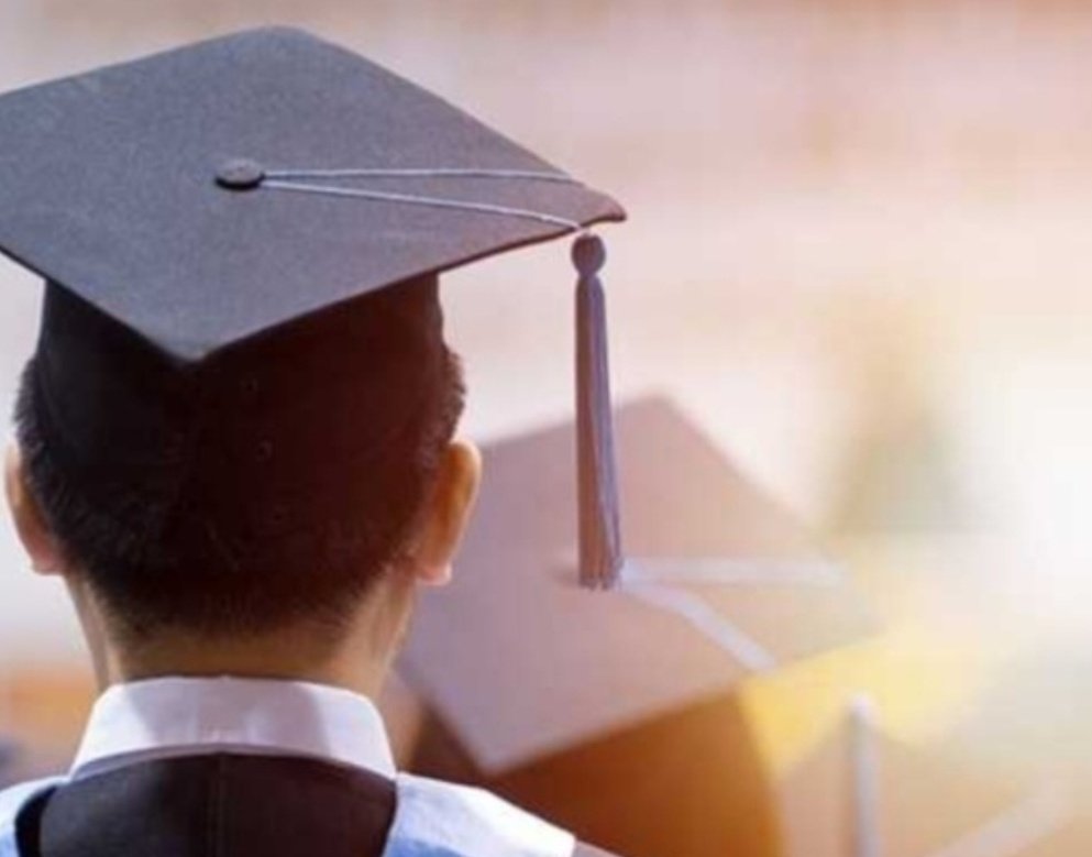 وزارة الداخلية تدعو خريجي الثانوية العامة إلى الالتزام بالتعليمات الأمنية والمرورية خلال الاحتفالات بما يضمن سلامة الجميع

– شددت على أهمية عدم إغلاق الطرق أو التجمع في المواقع الحيوية بشكل يعطل حركة السير acakuw.com/archives/190628