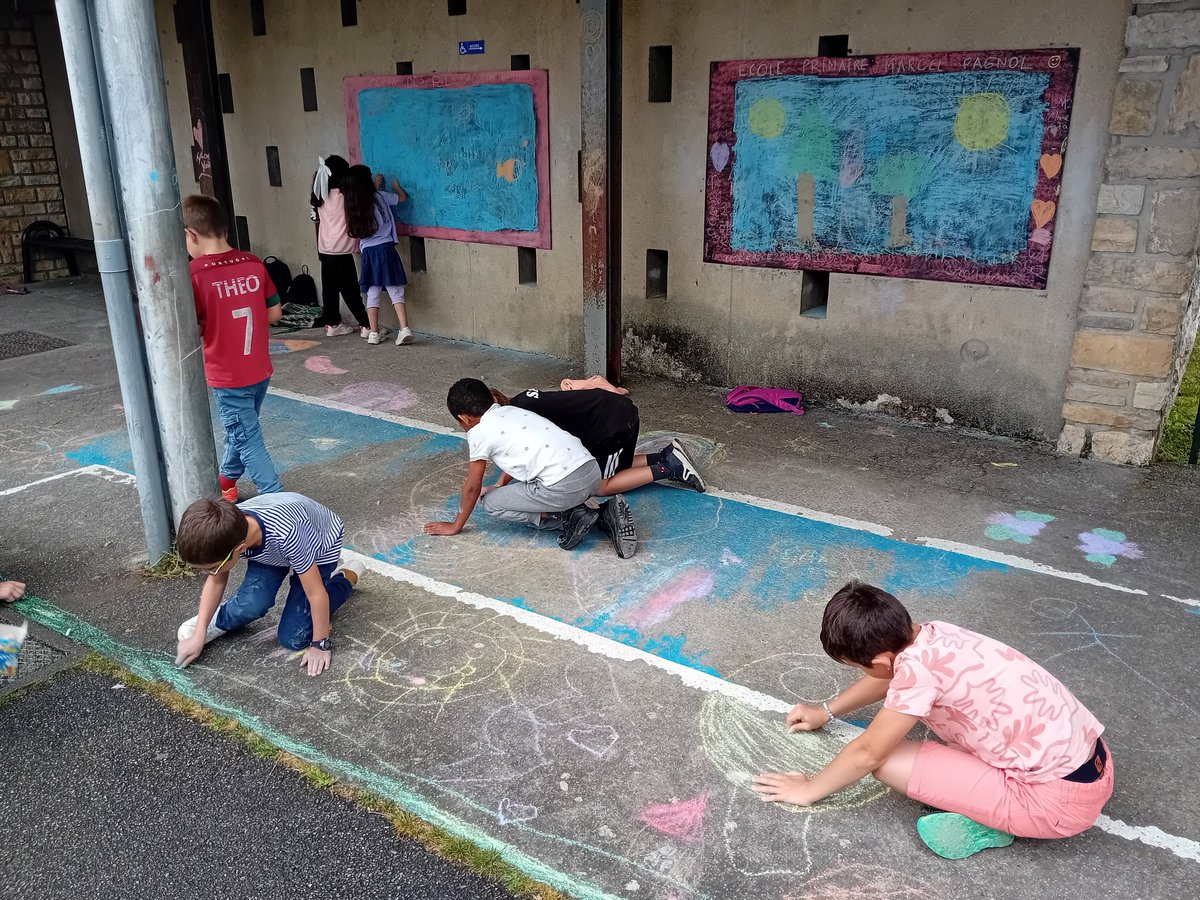 DSDEN82's tweet photo. Toute l école Marcel Pagnol de #Caussade en activité artistique à l'occasion de la #semainedesarts.
16 groupes d'élèves mélangés du CP au CM2 vont participer cette semaine à des ateliers: 🎭, 💃🕺, 🎪, 🎨 Merci aux CPD Arts & EPS, Sabine Contival, Céline Cantagrel & Xavier Rabay https://t.co/pTRr73frws