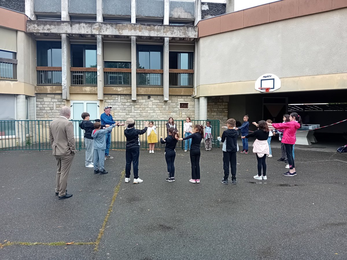 DSDEN82's tweet photo. Toute l école Marcel Pagnol de #Caussade en activité artistique à l'occasion de la #semainedesarts.
16 groupes d'élèves mélangés du CP au CM2 vont participer cette semaine à des ateliers: 🎭, 💃🕺, 🎪, 🎨 Merci aux CPD Arts & EPS, Sabine Contival, Céline Cantagrel & Xavier Rabay https://t.co/pTRr73frws