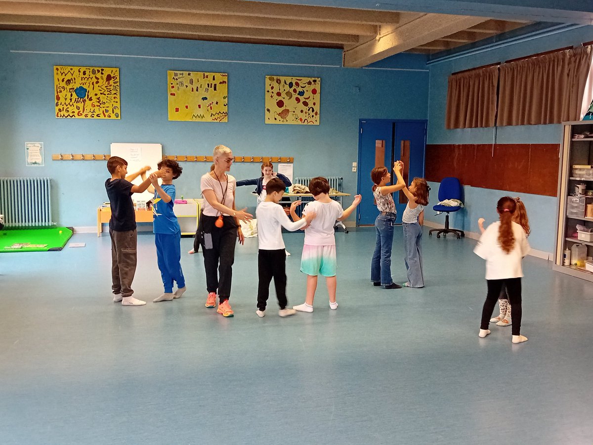 DSDEN82's tweet photo. Toute l école Marcel Pagnol de #Caussade en activité artistique à l'occasion de la #semainedesarts.
16 groupes d'élèves mélangés du CP au CM2 vont participer cette semaine à des ateliers: 🎭, 💃🕺, 🎪, 🎨 Merci aux CPD Arts & EPS, Sabine Contival, Céline Cantagrel & Xavier Rabay https://t.co/pTRr73frws