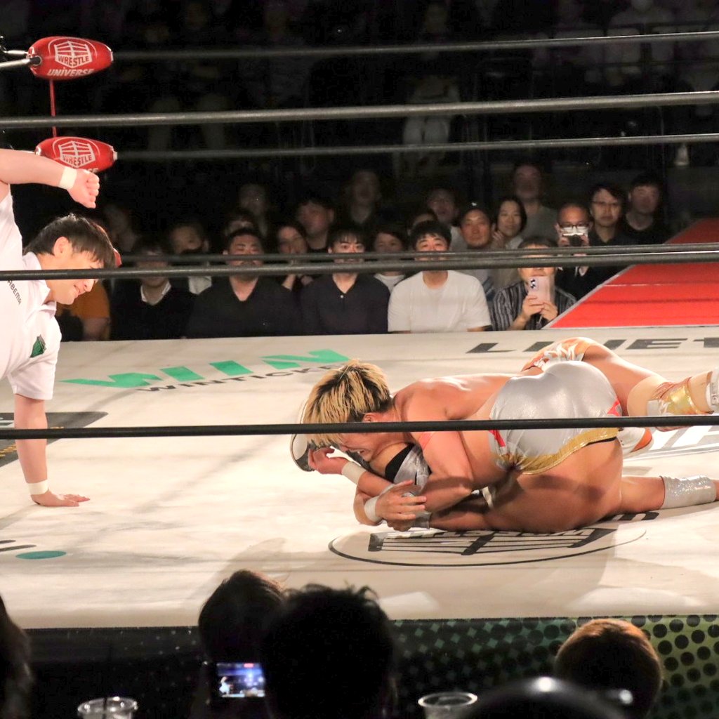 1 #noah_ghc #MONDAYMAGIC 新宿
 
3WAY
HAYATAvs.⚪️宮脇純太vs.⚫️カイ・フジムラ

いきなりフジムラが躍動して歓声を集める。しかしHAYATAを裏切りブーイングも浴びた。約8分、宮脇がフジムラを押さえ込み、王座戦へ弾みをつけている。