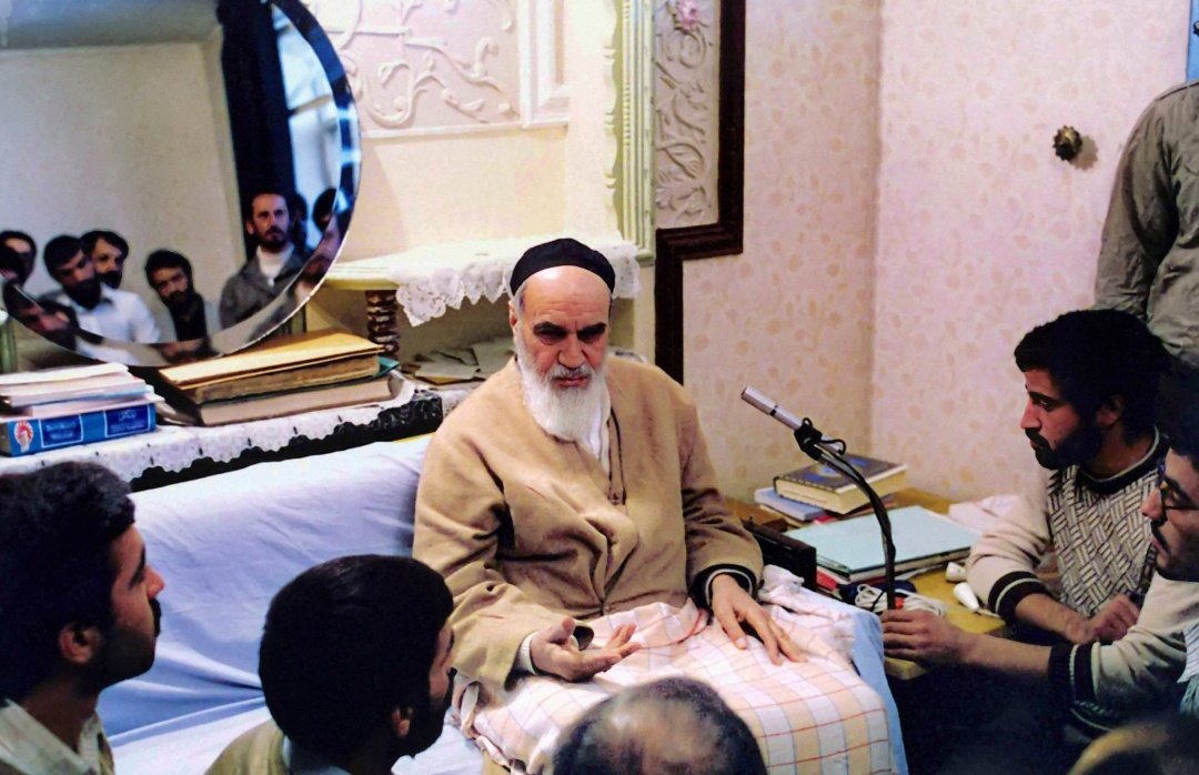 امام ما دفتر ناگشوده ای از ایثار و جوانمردی و شکوه بود  که واژه ها در برابر عظمتش سرتعظیم خم کرده اند.
#امام_امید 
 #رهبر_آزادگان