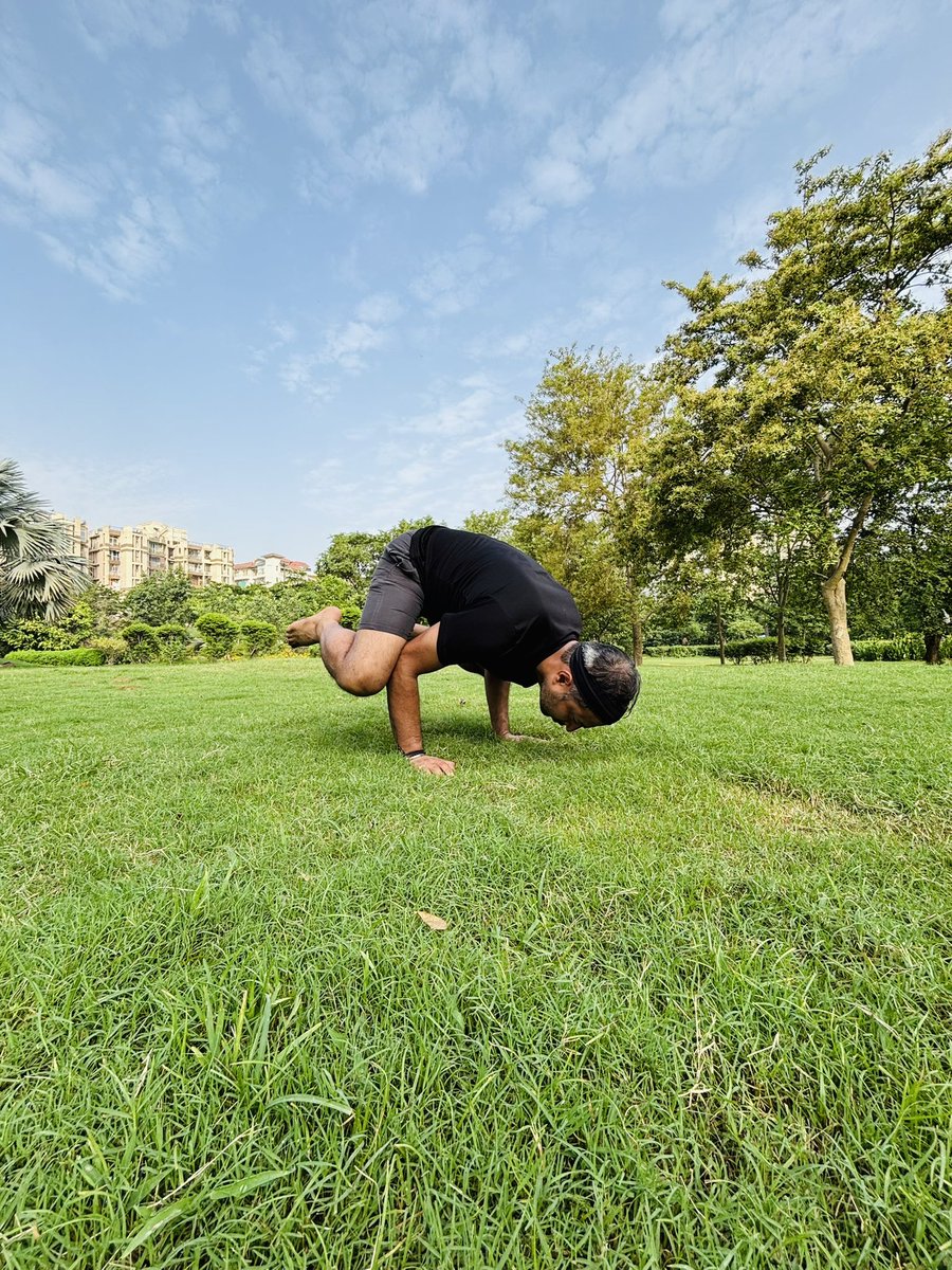 Boost your productivity with yoga! 💪🏼💻 As a working professional, I've found that regular yoga practice reduces stress, increases energy, and improves focus. Try it and see the difference! 🙏💫 #YogaForProductivity #WellnessAtWork #MindfulLiving