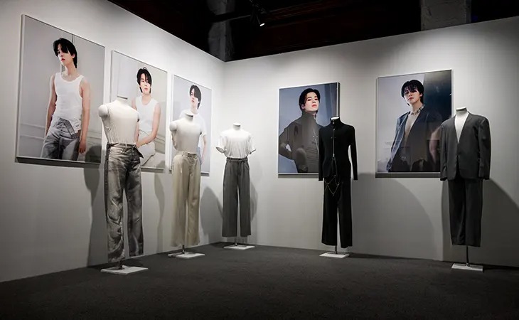 designscene's tweet photo. BTS Member Jimin Opens “The Truth Untold” Solo Exhibition in New York - more here: https://t.co/PeXgvWL3CU

#JIMIN of #BTS brings his solo artistry to New York with The Truth Untold: 전하지 못한 진심, his first solo exhibition in the city. Open from May 31 to June 29 at 30 Wall Street, the exhibition offers a focused look at the themes, visuals, and emotional textures that have shaped his independent music career

Photo Courtesy of © MMCL USA
