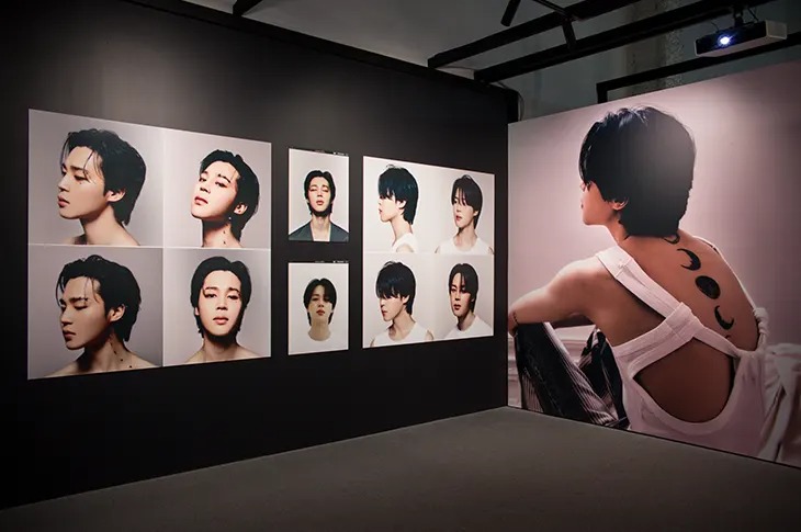 designscene's tweet photo. BTS Member Jimin Opens “The Truth Untold” Solo Exhibition in New York - more here: https://t.co/PeXgvWL3CU

#JIMIN of #BTS brings his solo artistry to New York with The Truth Untold: 전하지 못한 진심, his first solo exhibition in the city. Open from May 31 to June 29 at 30 Wall Street, the exhibition offers a focused look at the themes, visuals, and emotional textures that have shaped his independent music career

Photo Courtesy of © MMCL USA
