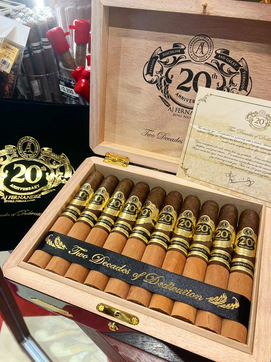 AJフェルナンデス 20周年記念シガー入荷しました！
7500箱限定生産🇳🇮
ブレンドは秘匿されていますが、ニカラグア各所にある自社農場の最高級葉のみを使用しています。