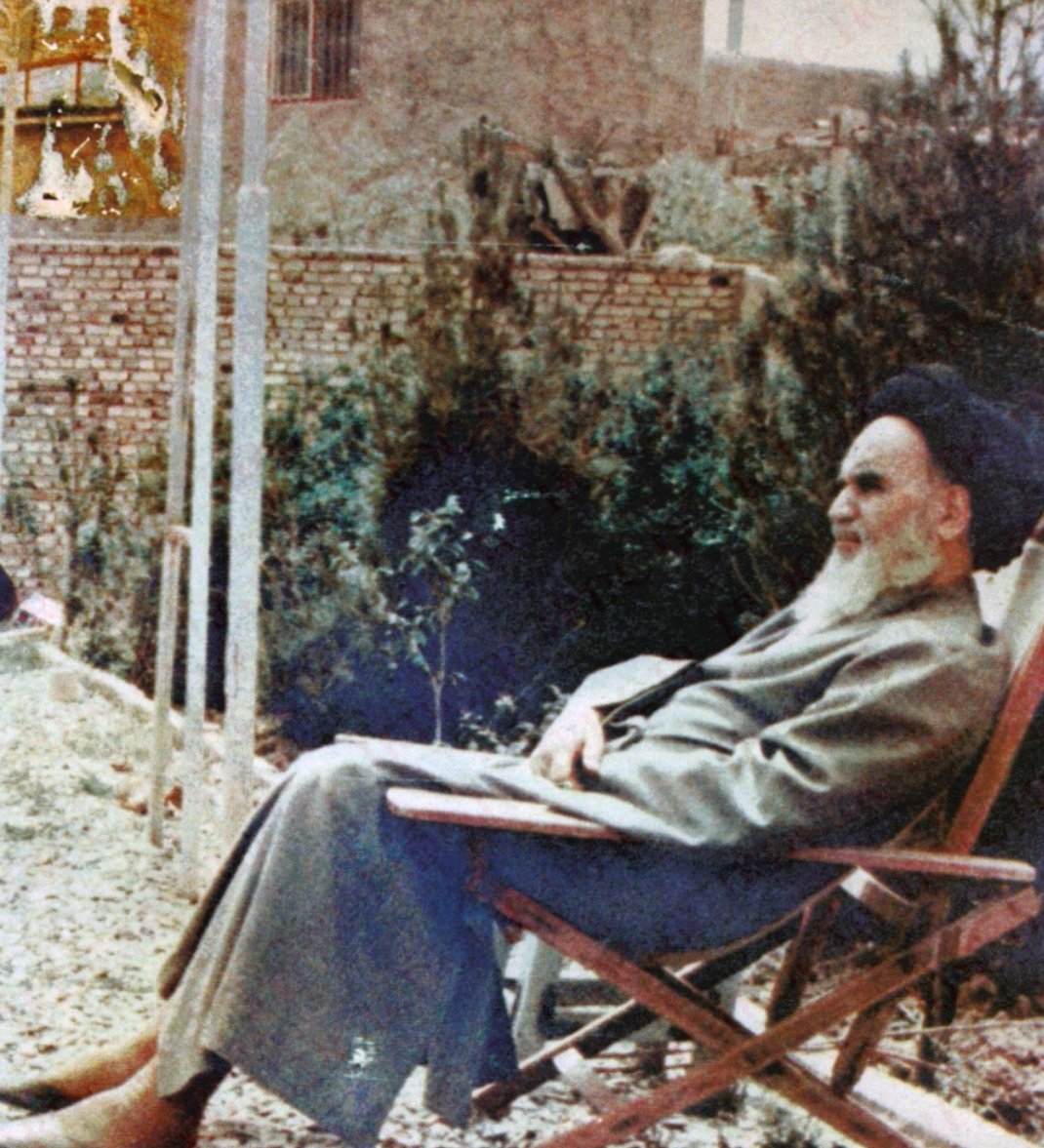 مردی با آرمان‌های بزرگ ، 
ایستاده در برابر طاغوت ،
آرامش صدا و ابهت نگاه و اندیشه های والای او در تاریخ ماندگار ماند ... 
و آینده ، نقش موثر او در این مسیر را روایت خواهد کرد .
#امام_امید
  #رهبر_آزادگان