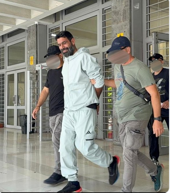 montexios's tweet photo. Ένας μπυροκοιλιάς με τσαντάκι στον ώμο και ένας άλλος συνοδεύουν τον τύπο που πυροβόλησε πράκτορα της ΕΥΠ ....
Όταν είναι για κανένα Ρουβίκωνα ή κανένα πιτσιρίκι στήνουν ολόκληρο θέατρο με ντούκια με πλήρη εξάρτηση , κουκούλες και όπλα . https://t.co/F9qSluvep1
