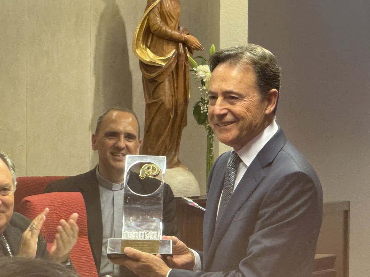 Santi Vedrí (@santivedri) on Twitter photo “El periodismo debe ser honesto, imparcial, equilibrado y sobre todo debe respetar, por encima de todo, la verdad”
👉🏽Matías Prats recoge el premio #Bravo2024 de la <a href="/prensaCEE/">Of. Información CEE</a>. “El periodismo debe ser honesto, imparcial, equilibrado y sobre todo debe respetar, por encima de todo, la verdad”
👉🏽Matías Prats recoge el premio #Bravo2024 de la <a href="/prensaCEE/">Of. Información CEE</a>.