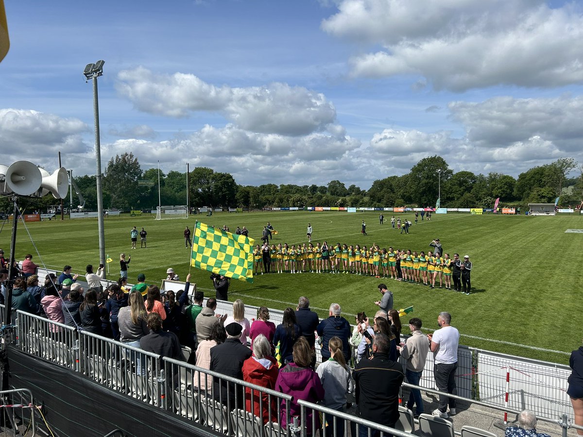 Damien Ó Dónaill (@rnf36) on Twitter photo Comhghairdeas le <a href="/CLGNaomhColumba/">CLG Naomh Columba</a>
Bua faighte acu ar <a href="/WolfeTonesMeath/">Wolfe Tones GAA</a>
Cluiche Ceannais Sóisir na mban <a href="/CPnaGaeltachta/">Comórtas Peile na Gaeltachta</a> bainte acu.
<a href="/SportRnaG/">RnaG Spórt</a> <a href="/RTERnaG/">Raidió na Gaeltachta</a> Comhghairdeas le <a href="/CLGNaomhColumba/">CLG Naomh Columba</a>
Bua faighte acu ar <a href="/WolfeTonesMeath/">Wolfe Tones GAA</a>
Cluiche Ceannais Sóisir na mban <a href="/CPnaGaeltachta/">Comórtas Peile na Gaeltachta</a> bainte acu.
<a href="/SportRnaG/">RnaG Spórt</a> <a href="/RTERnaG/">Raidió na Gaeltachta</a>