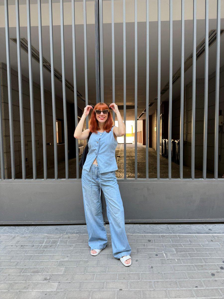 ¿Un total look denim en verano? Sí si es un tejido fluido. Te dejo una propuesta de temporada, muy fresca y perfecta para esta ola de calor, en el blog mividaenrojo.com/2025/06/una-op… #FelizLunes
