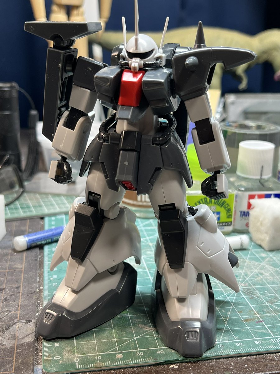 そしてこれが当店で今何かと話題のザクⅢ。以前にぱち組したものですね。
これを今から何とかしていきます。気長に…w