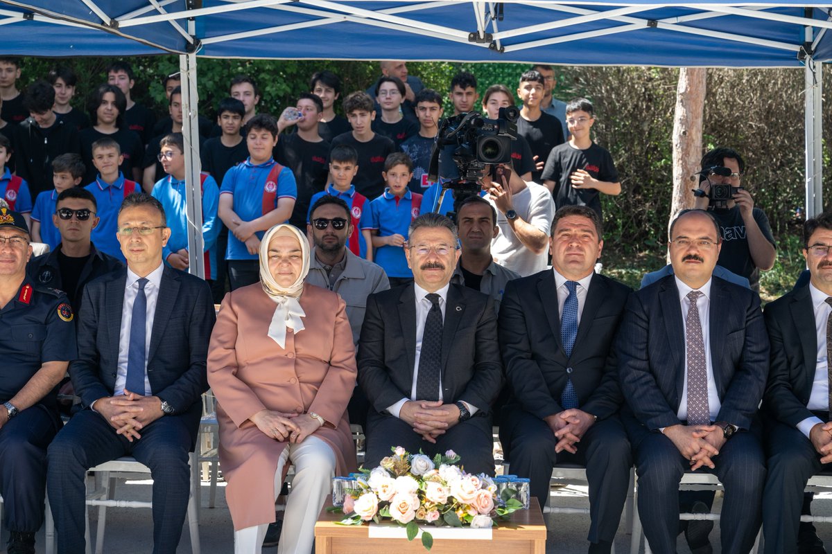 Eskişehir Valisi Hüseyin Aksoy, Eskişehir Anadolu İmam Hatip Lisesi’nin açılış töreninde, “İlimizdeki okulların yenilenmesi, yeni okulların
haberotesi.com.tr/vali-aksoy-esk…
#YapıKrediYPTFonu #SONDAKIKA #marmaray 
<a href="/ValiAKSOY/">Hüseyin AKSOY</a>  <a href="/ProfDrAGurcan/">Ayşen Gürcan</a>