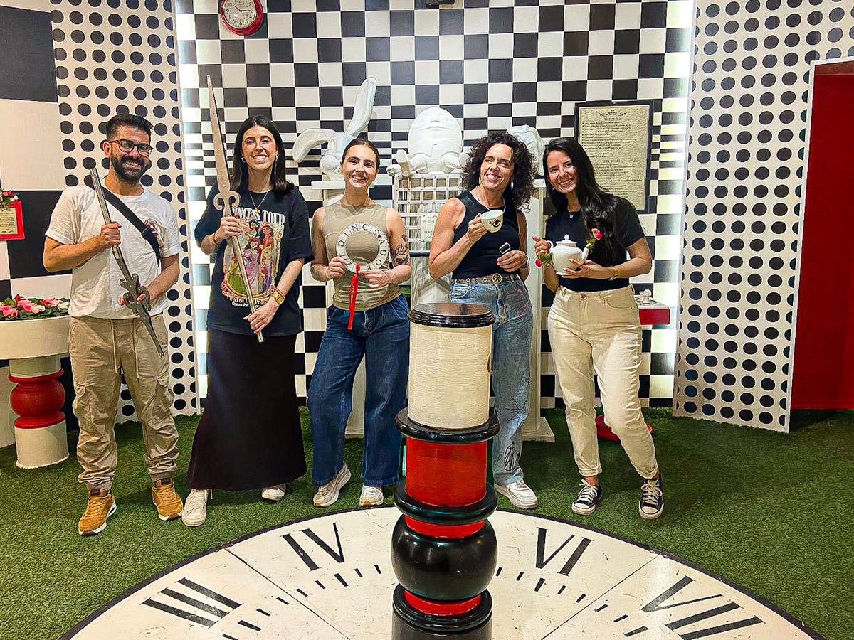 Antes de sumergirnos en El oscuro adiós de Teresa Lanza, de Toni Hill, nos lanzamos a un escape room para calentar motores… ¡y fue todo un reto! Nuestro club de lectura de ESUE combina emoción, reflexión y experiencias compartidas.