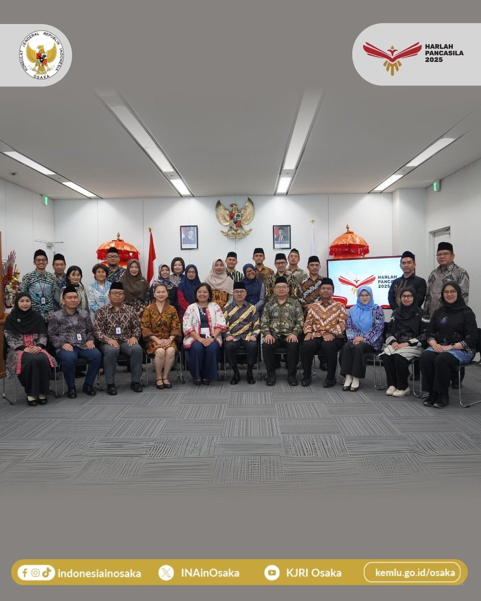 Minasan, Hari Lahir Pancasila Tahun 2025 diperingati secara khidmat dalam upacara peringatan di KJRI Osaka.

Mari kita jadikan Pancasila sebagai sumber inspirasi dalam berkarya, berbangsa dan bernegara.

Dirgahayu Pancasila, Jayalah Indoonesia!

#IniDiplomasi #HarlahPancasila