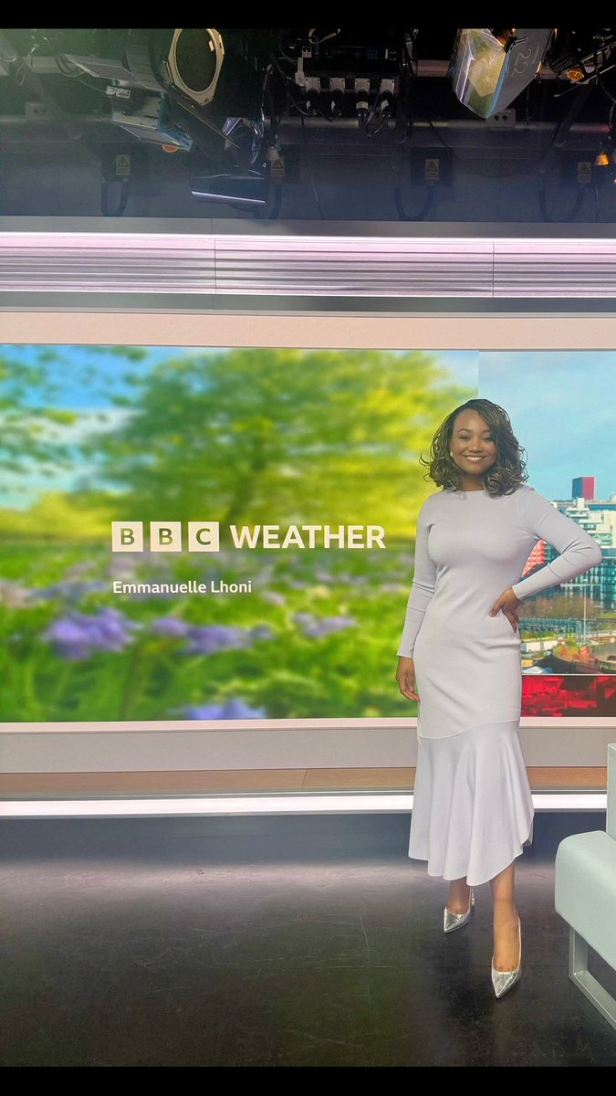 Good morning everyone! I hope you had a lovely weekend and welcome to (meteorological) summer 🙋🏽‍♀️

The weather is going to changeable this week and cool at times. A mostly sunny day today but some heavy rain overnight. 🌤️🕶️☔️

#weatherpresenter #bbcyorkshire #bbcweather