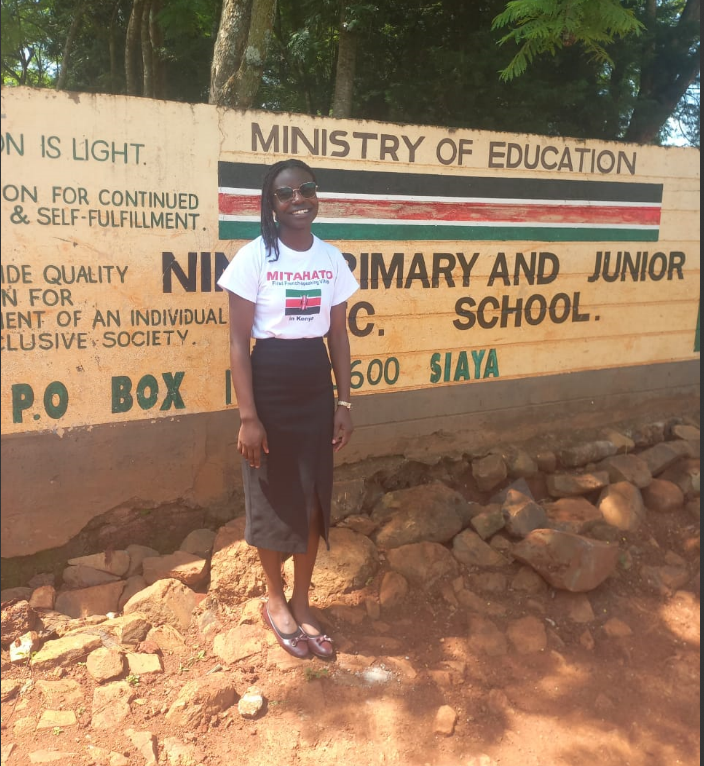 MitahatoFrench's tweet photo. Audrey en train de chauffer un village à Siaya!!!!!🔥🔥🔥🔥🔥🔥🔥🔥🔥🔥🔥🔥🔥🔥🔥🔥🔥🔥🔥La langue française gagne duterrain dans les village ruraux kenyans!!! Bravo Audrey!!!! 👏👏👏👏👏TUPELEKEENI KIFARANSA KWA VIJIJI!!!!🌟🌟💃💃🎉🎉🎉🇰🇪🇰🇪🇰🇪🇲🇫🇲🇫🇲🇫 https://t.co/IdJDlIi8j1
