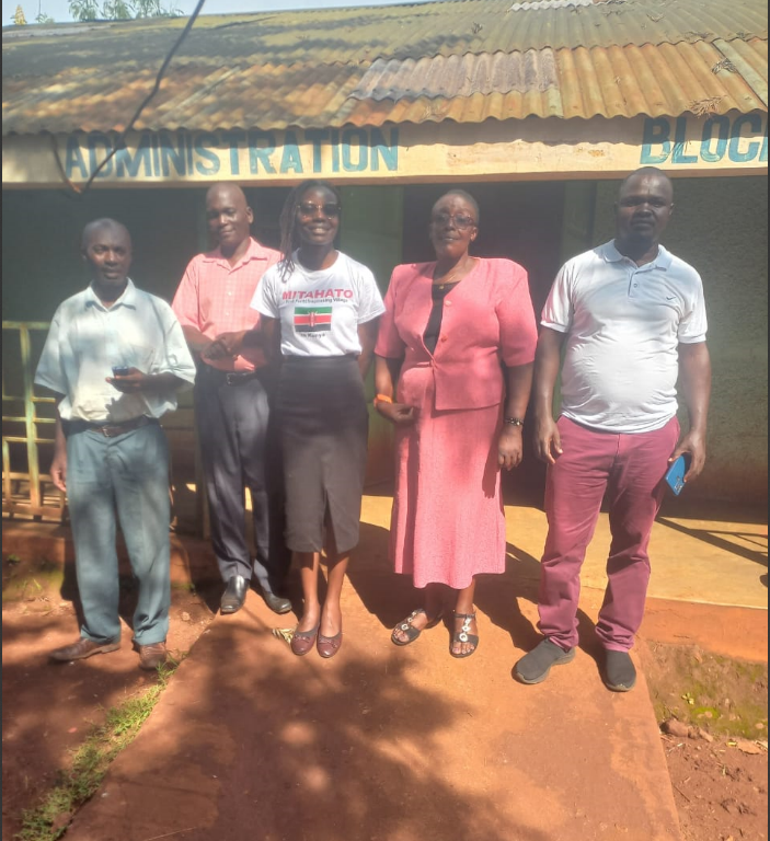 MitahatoFrench's tweet photo. Audrey en train de chauffer un village à Siaya!!!!!🔥🔥🔥🔥🔥🔥🔥🔥🔥🔥🔥🔥🔥🔥🔥🔥🔥🔥🔥La langue française gagne duterrain dans les village ruraux kenyans!!! Bravo Audrey!!!! 👏👏👏👏👏TUPELEKEENI KIFARANSA KWA VIJIJI!!!!🌟🌟💃💃🎉🎉🎉🇰🇪🇰🇪🇰🇪🇲🇫🇲🇫🇲🇫 https://t.co/IdJDlIi8j1