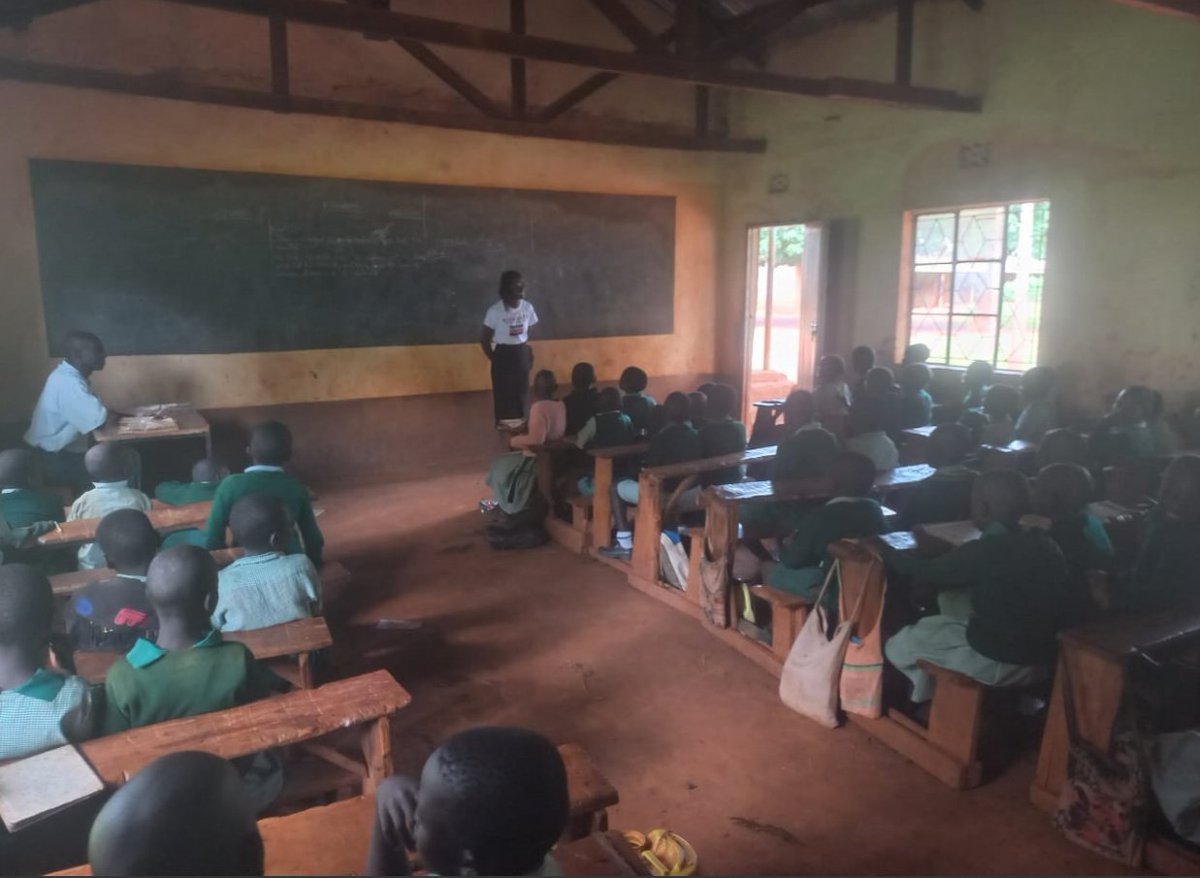 MitahatoFrench's tweet photo. Audrey en train de chauffer un village à Siaya!!!!!🔥🔥🔥🔥🔥🔥🔥🔥🔥🔥🔥🔥🔥🔥🔥🔥🔥🔥🔥La langue française gagne duterrain dans les village ruraux kenyans!!! Bravo Audrey!!!! 👏👏👏👏👏TUPELEKEENI KIFARANSA KWA VIJIJI!!!!🌟🌟💃💃🎉🎉🎉🇰🇪🇰🇪🇰🇪🇲🇫🇲🇫🇲🇫 https://t.co/IdJDlIi8j1