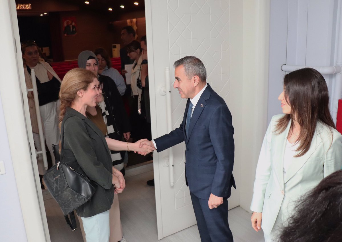 Kaymakamımız Sayın A. Atakan Atasoy, Okul Aile Birliği Yıl Sonu Kapanış Programı’nda Okul Aile Birliği Başkanları ile bir araya geldi. 

Beyoğlu Anadolu İmam Hatip Lisesi'nde gerçekleştirilen programda eğitim-öğretim sürecinin değerlendirilmesi ve gelecek yıl için hedeflerin