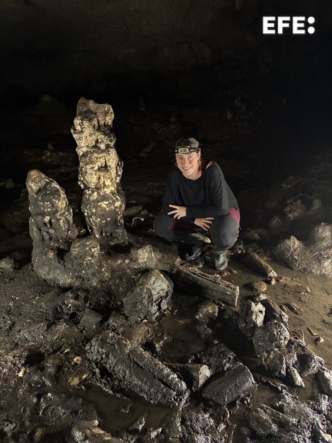 🔦Un equipo de arqueólogos identifica más de un centenar de espeleofactos, es decir, formaciones de estalagmitas modificadas intencionadamente por la acción humana.

🔦Es en el interior del yacimiento prehistórico de la Cova de les Dones, en Millares (Valencia).