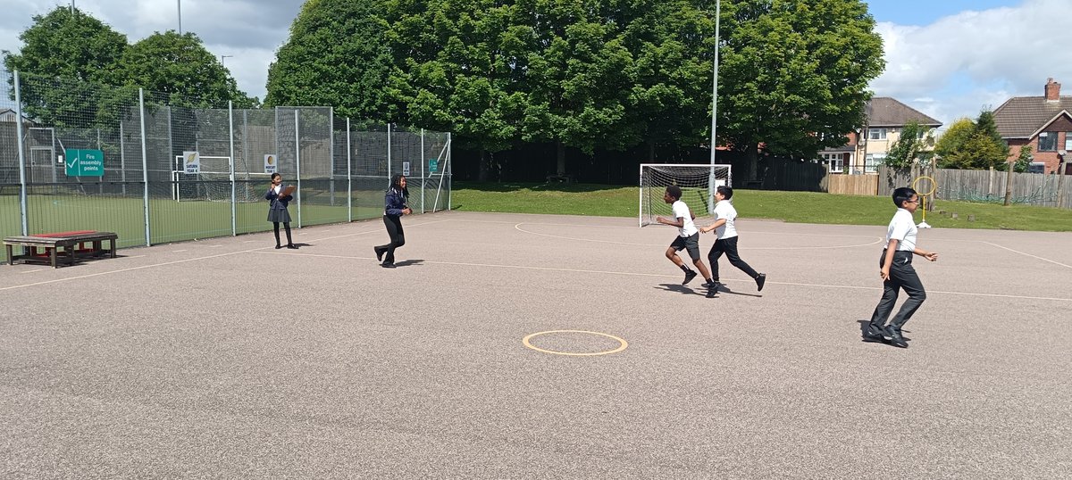 CroftAcademy's tweet photo. Awesome science happening in Year 6! Our budding scientists are exploring the link between exercise duration and heart rate. Pumping hearts and curious minds! ❤️📈 @ElliotSchools  #PrimaryScience #ExerciseScience https://t.co/aicYlCOUTE