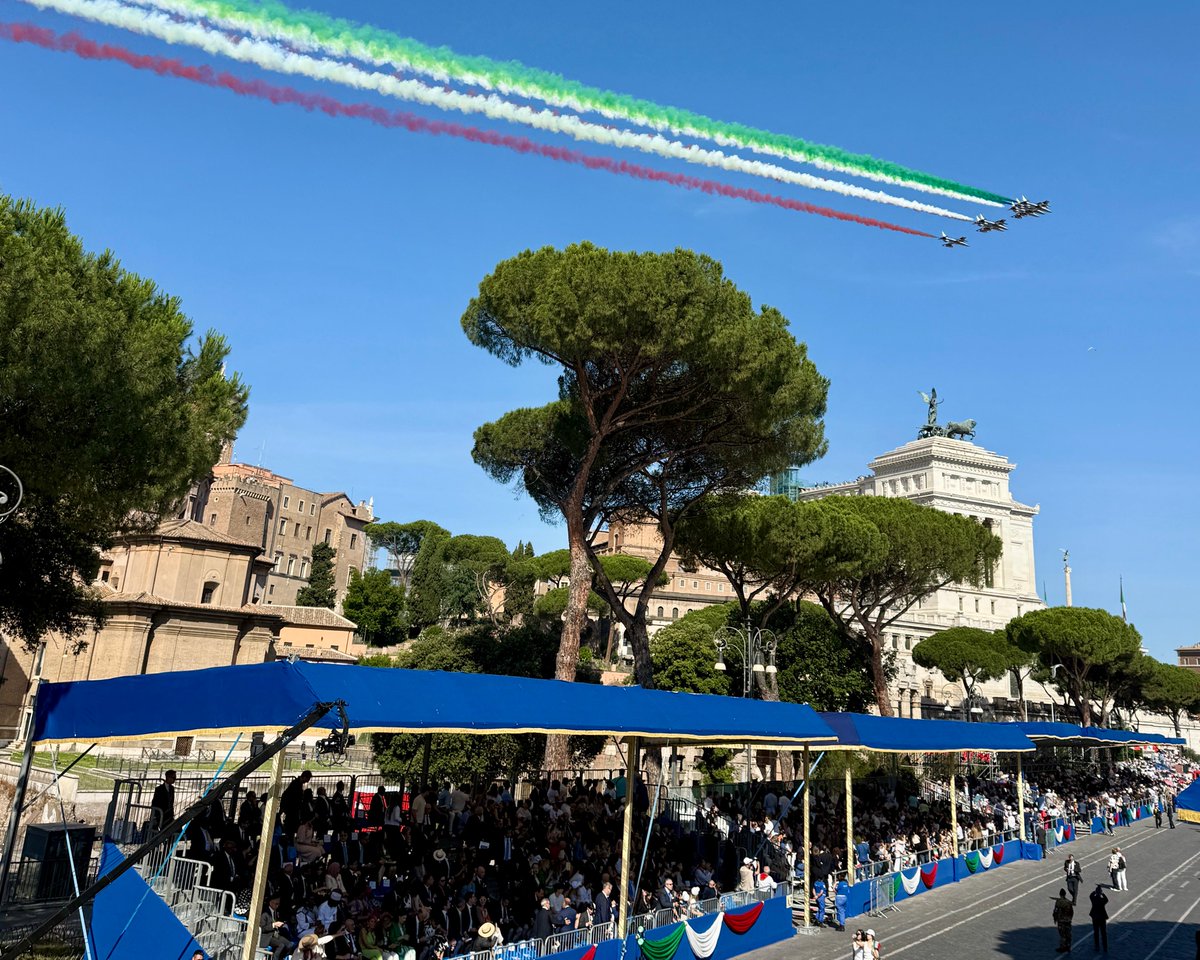 Ministero Difesa (@ministerodifesa) on Twitter photo #2giugno #FestadellaRepubblica
I Corazzieri dei <a href="/_Carabinieri_/">Arma dei Carabinieri</a>, accompagnati dalla Fanfara del 4° Reggimento dell'#Arma, rendono gli onori finali al Presidente della Repubblica. A chiudere le celebrazioni, la suggestiva scia tricolore della Pattuglia Acrobatica Nazionale #2giugno #FestadellaRepubblica
I Corazzieri dei <a href="/_Carabinieri_/">Arma dei Carabinieri</a>, accompagnati dalla Fanfara del 4° Reggimento dell'#Arma, rendono gli onori finali al Presidente della Repubblica. A chiudere le celebrazioni, la suggestiva scia tricolore della Pattuglia Acrobatica Nazionale