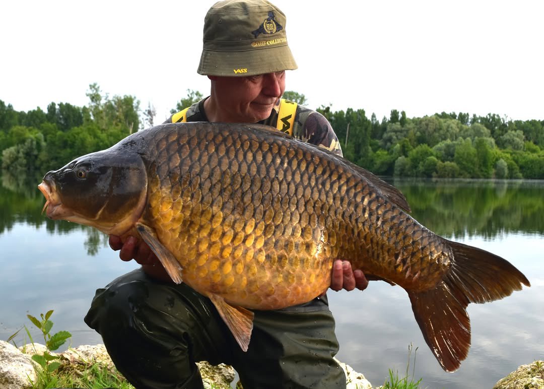Vasswaders's tweet photo. A lovely carp landed by our very own Mike Gerritsen โ proudly repping his personalised Vass bucket hat!
Style, comfort, and big catches.
#TeamVass #FishingLife #CarpFishing #BucketHatStyle https://t.co/QXZ55KCRh2