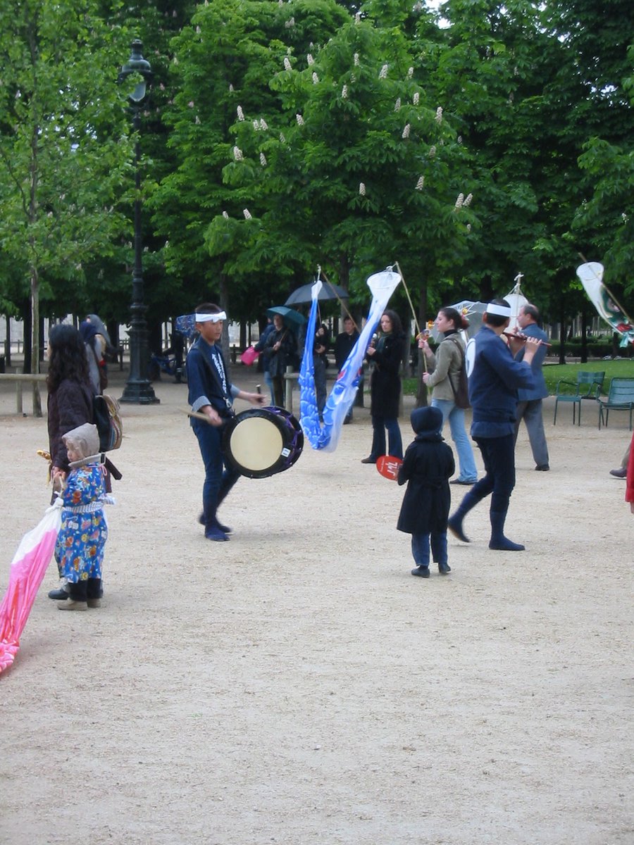 Jedi_Charles000's tweet image. Je me souviens d'un concert gratuit dans les jardins des tuilleries le 4 mai 2004 grâce à une association franco japonaise pour fêter les Koinobori 
Inoubliable 😍🤩 je les ai vu également à la Maison de la culture du Japon de Paris 🪘❤️
#Kodō
Photos souvenirs mai 2004 ⤵️