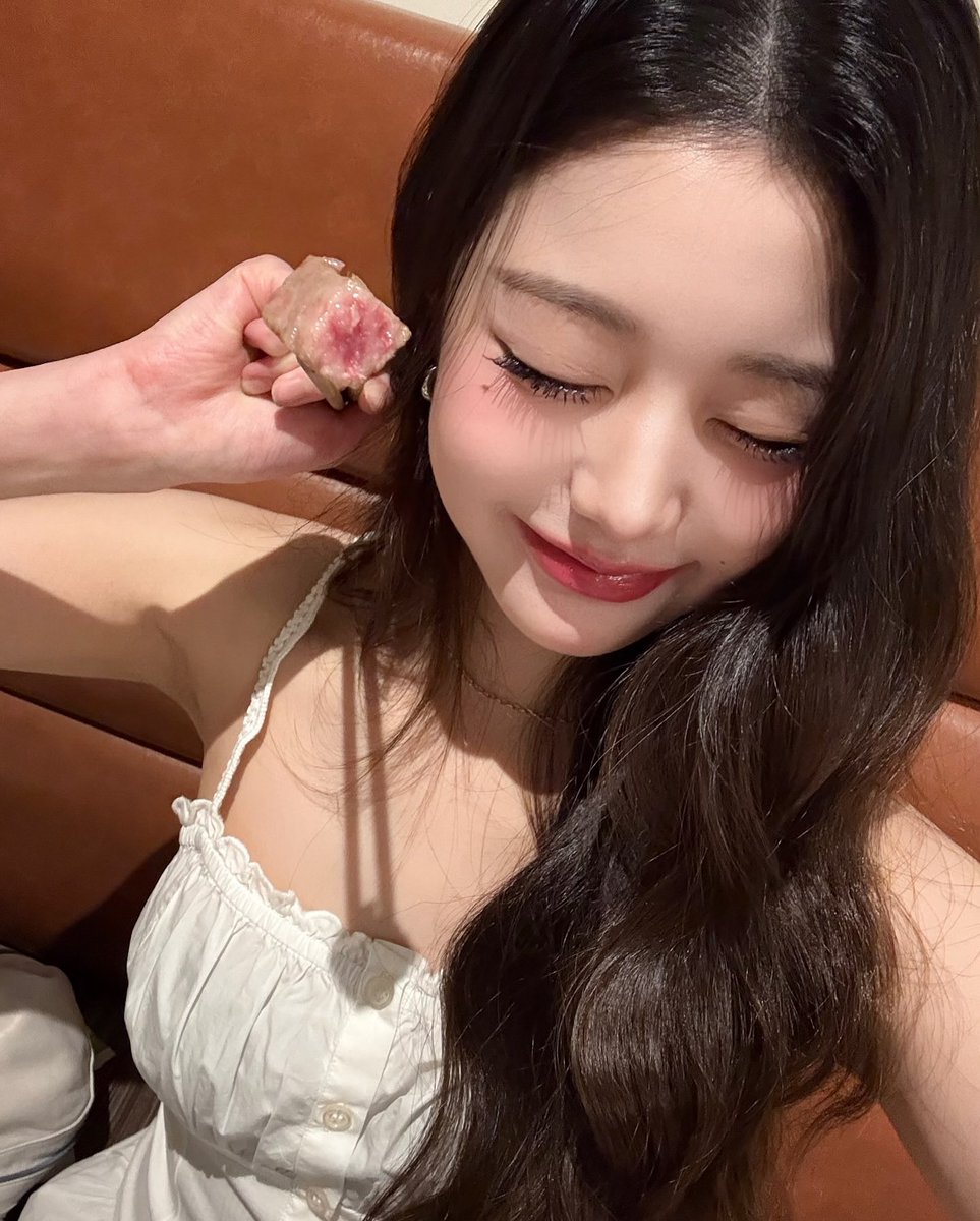 eternal1young's tweet photo. 내 똥토끼 못참고 한입함 https://t.co/VWA1wr2D3B