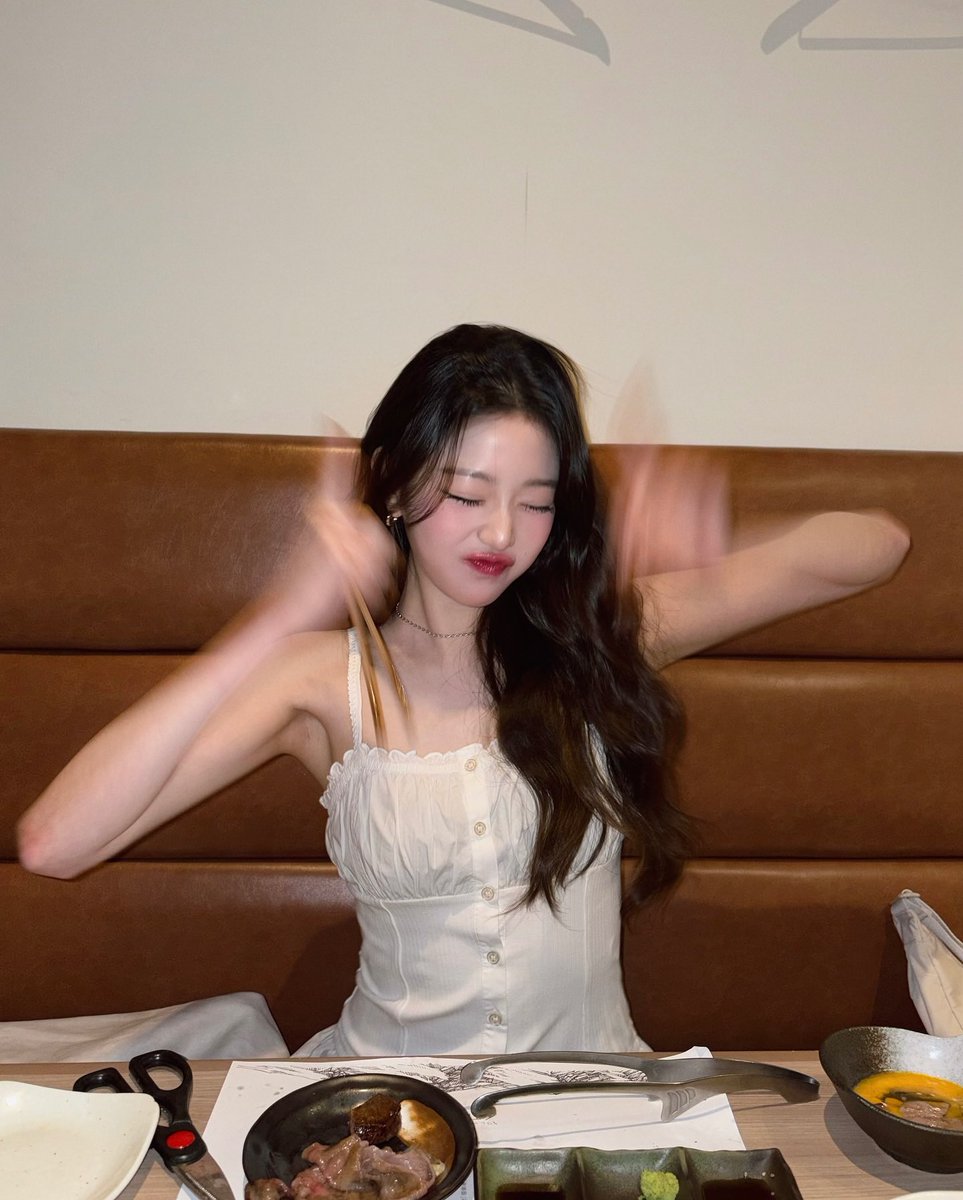 eternal1young's tweet photo. 내 똥토끼 못참고 한입함 https://t.co/VWA1wr2D3B