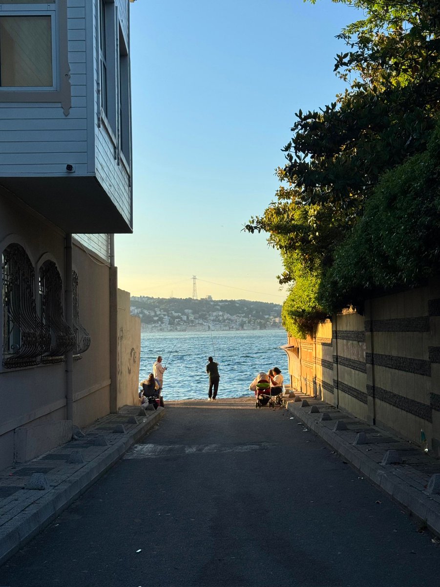 hnisamalay's tweet image. sonu denize çıkan istanbul sokakları.
